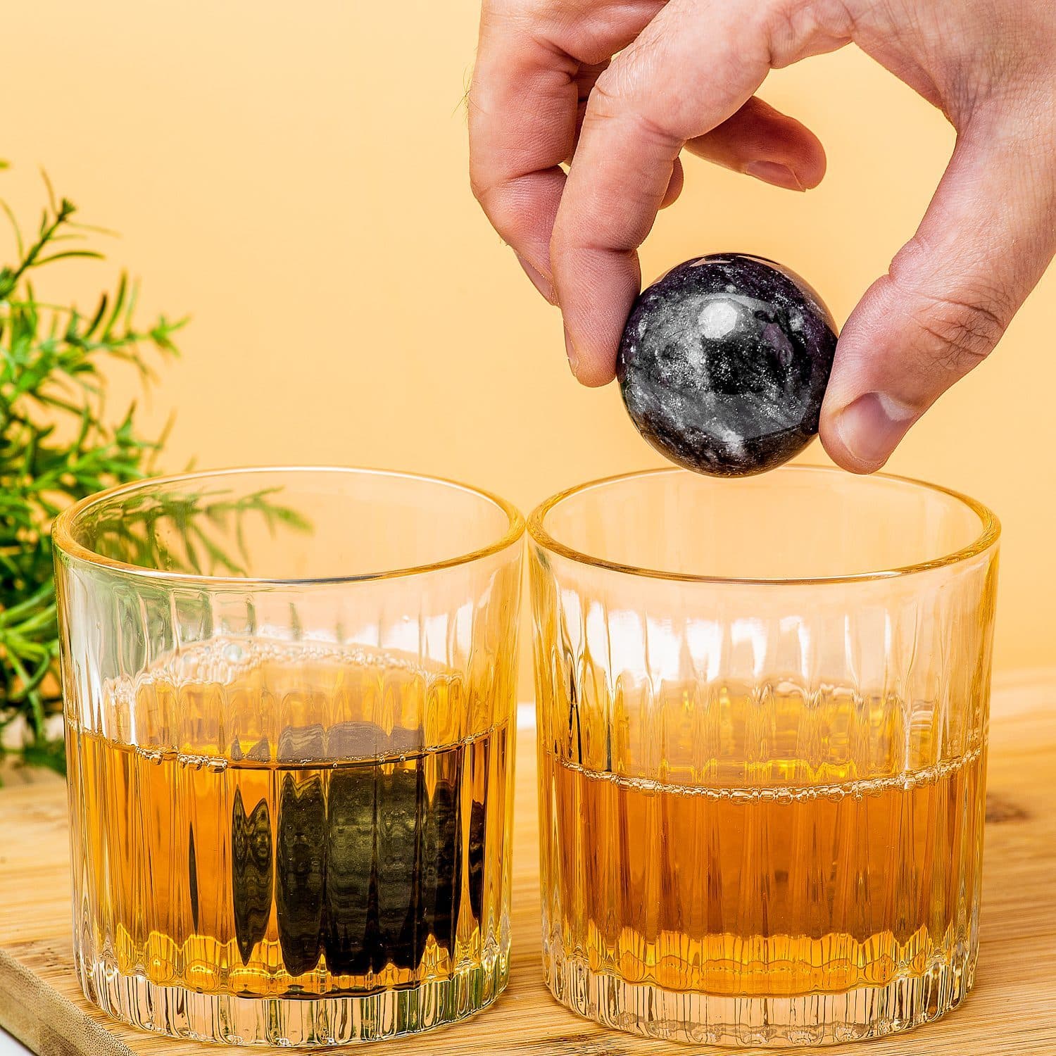 Whiskygläser und Eiskugeln (4er-Set)