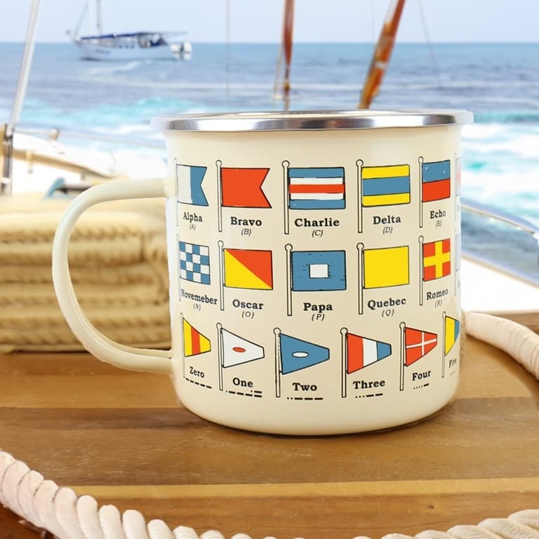 Emaille-Becher mit nautischen Flaggen