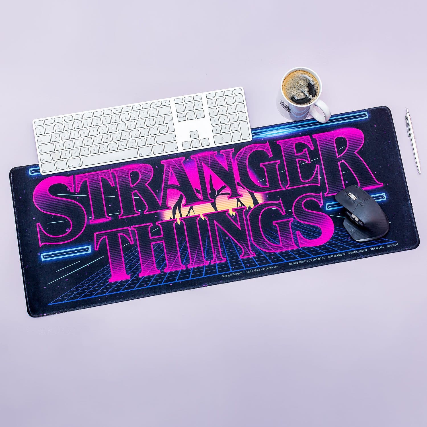 Schreibtischunterlage mit Logo von Stranger Things