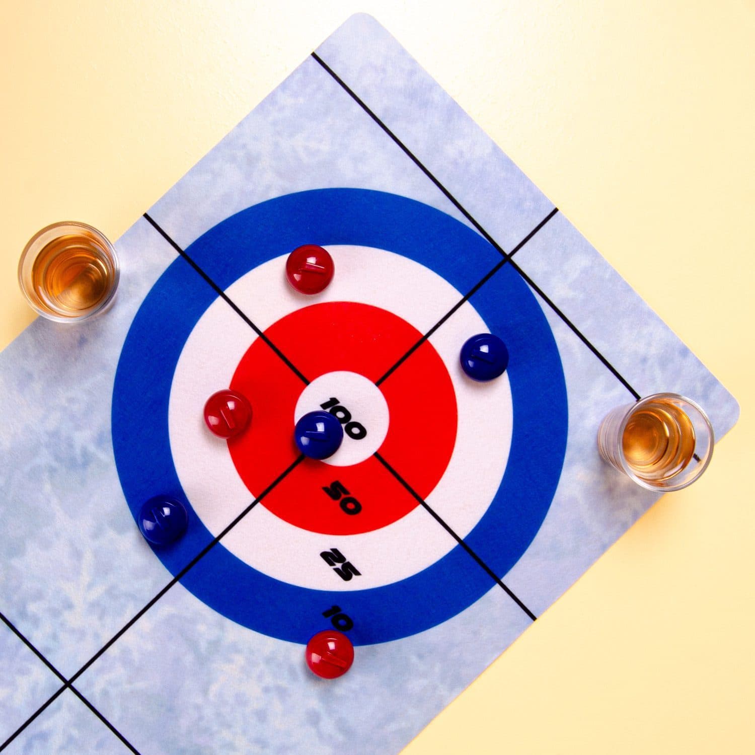 Sport Trinkspiel mit Schnapsgläsern – Curling