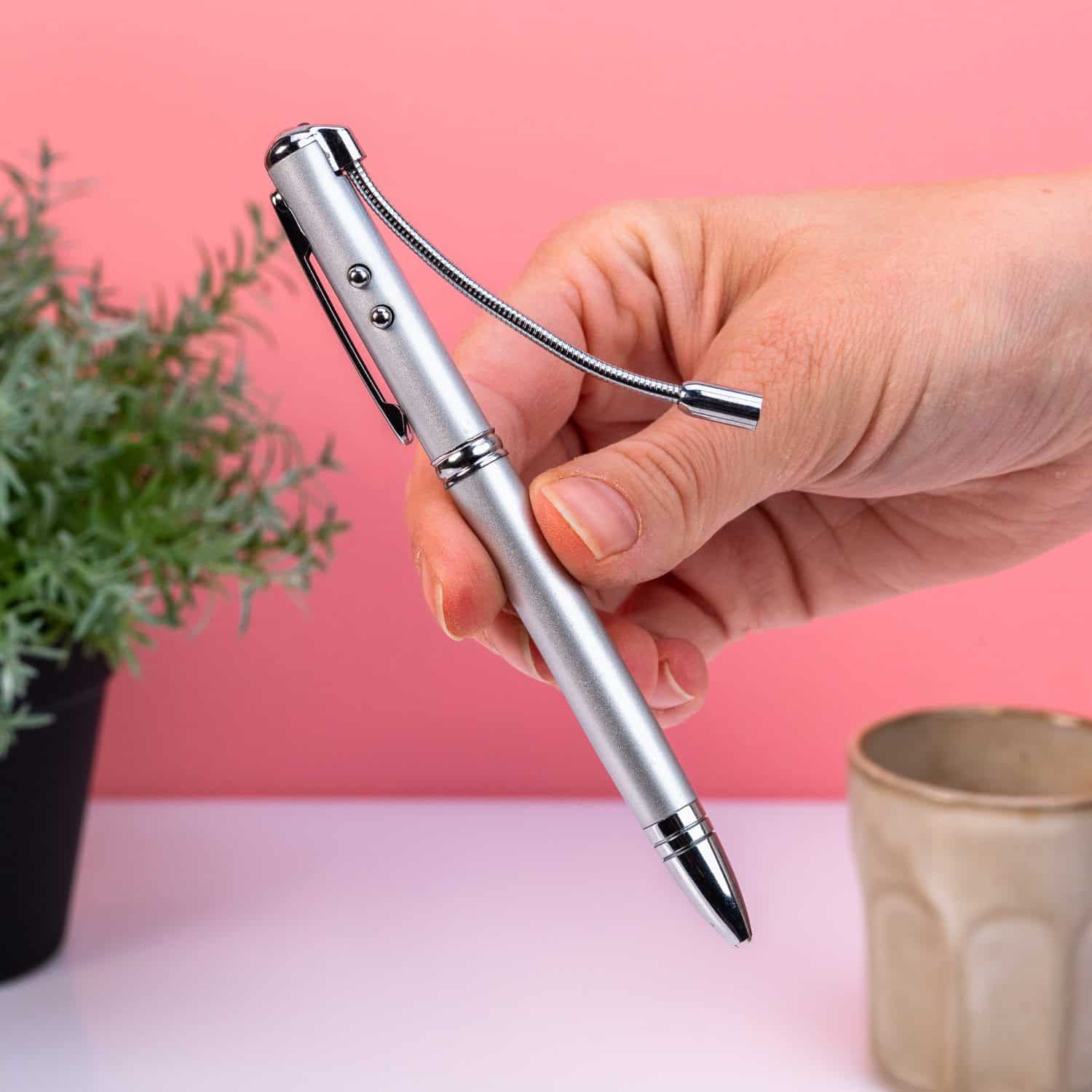 Stift mit unsichtbarer Tinte und Beleuchtung