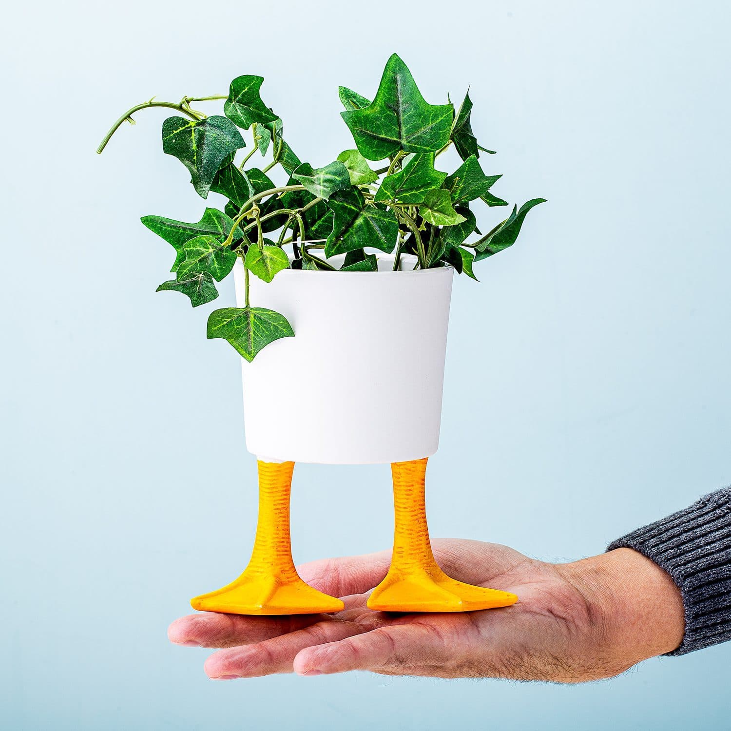 Blumentopf mit Entenfüßen