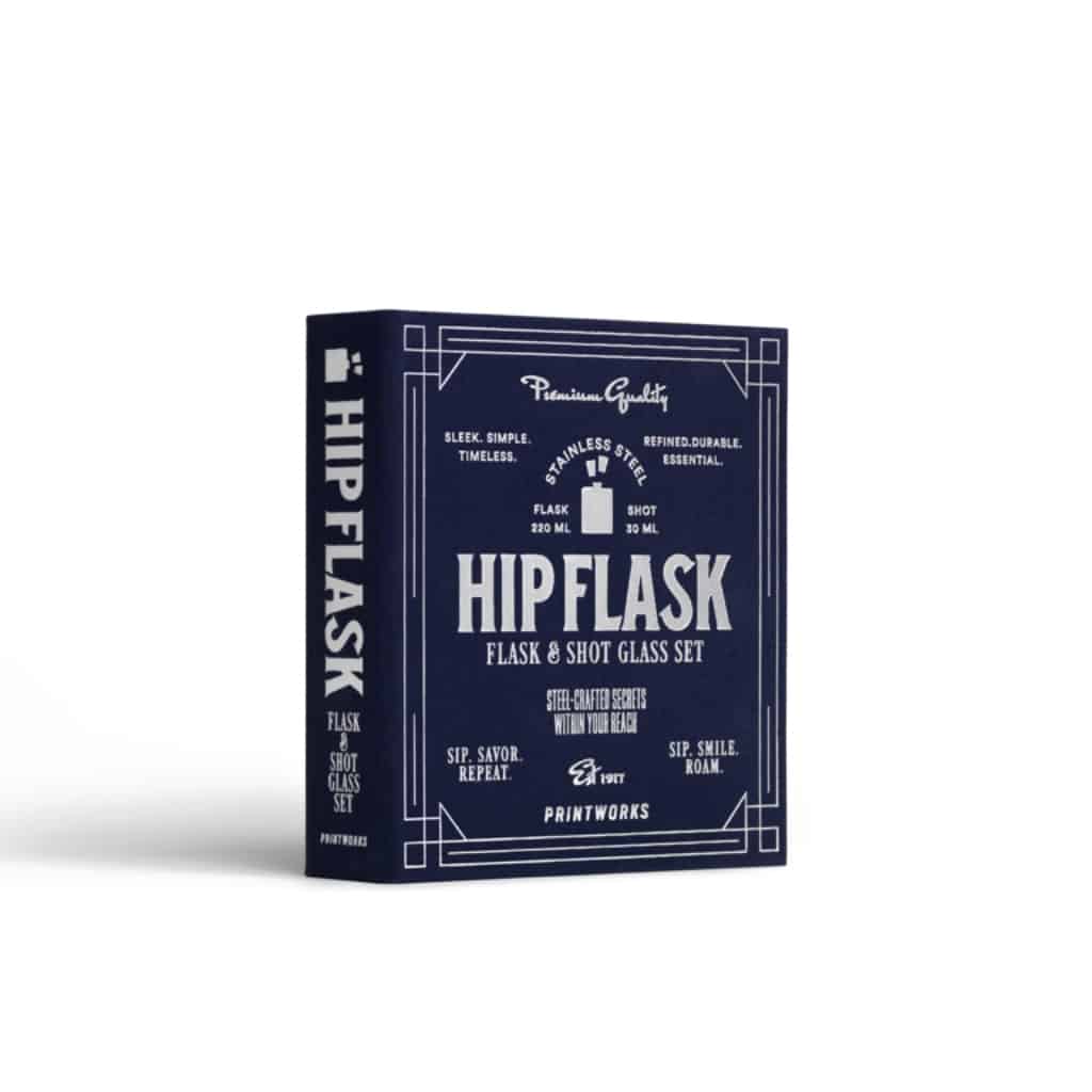 Essentials Buch mit Flachmann und Schnapsgläsern