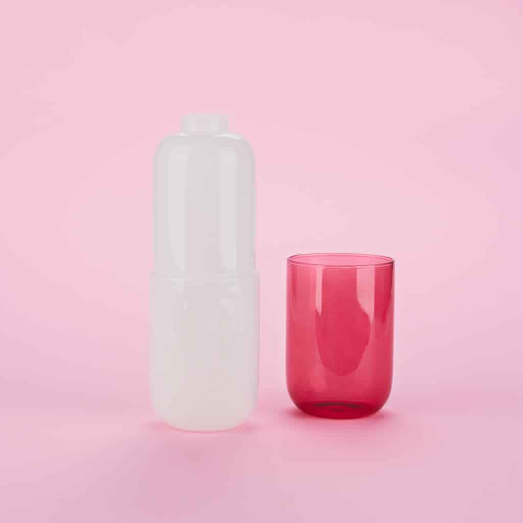Pillen Wasserflasche und Glas