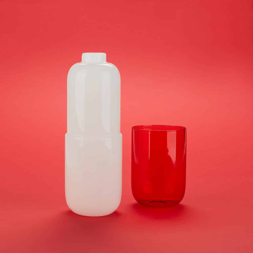 Pillen Wasserflasche und Glas – Rot