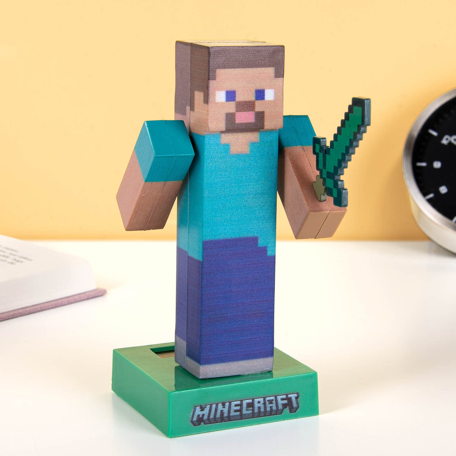 Minecraft Steve Figur mit Solarantrieb