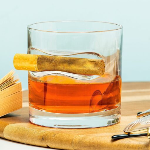 Whiskyglas mit Zigarrenhalter