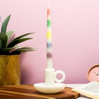 Tropfende Regenbogens Kerze und Kerzenständer