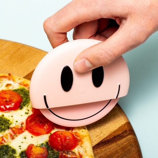 Glücklicher Pizzaschneider