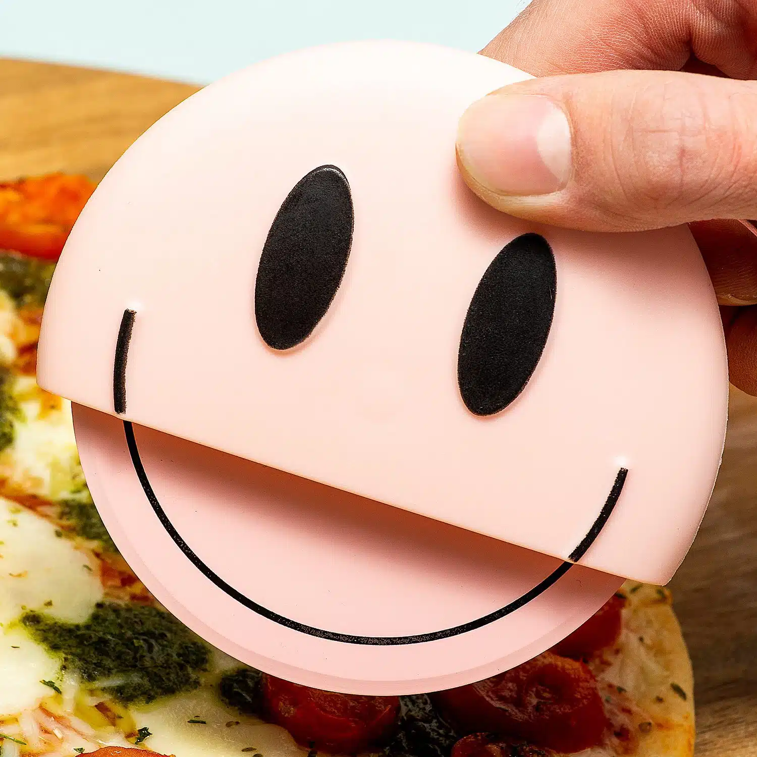 Glücklicher Pizzaschneider