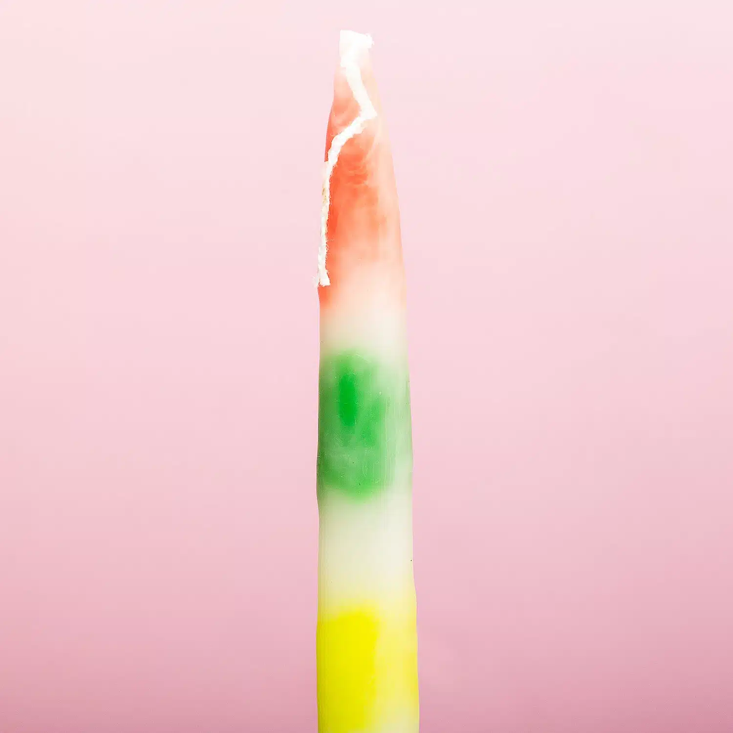 Tropfende Regenbogens Kerze und Kerzenständer