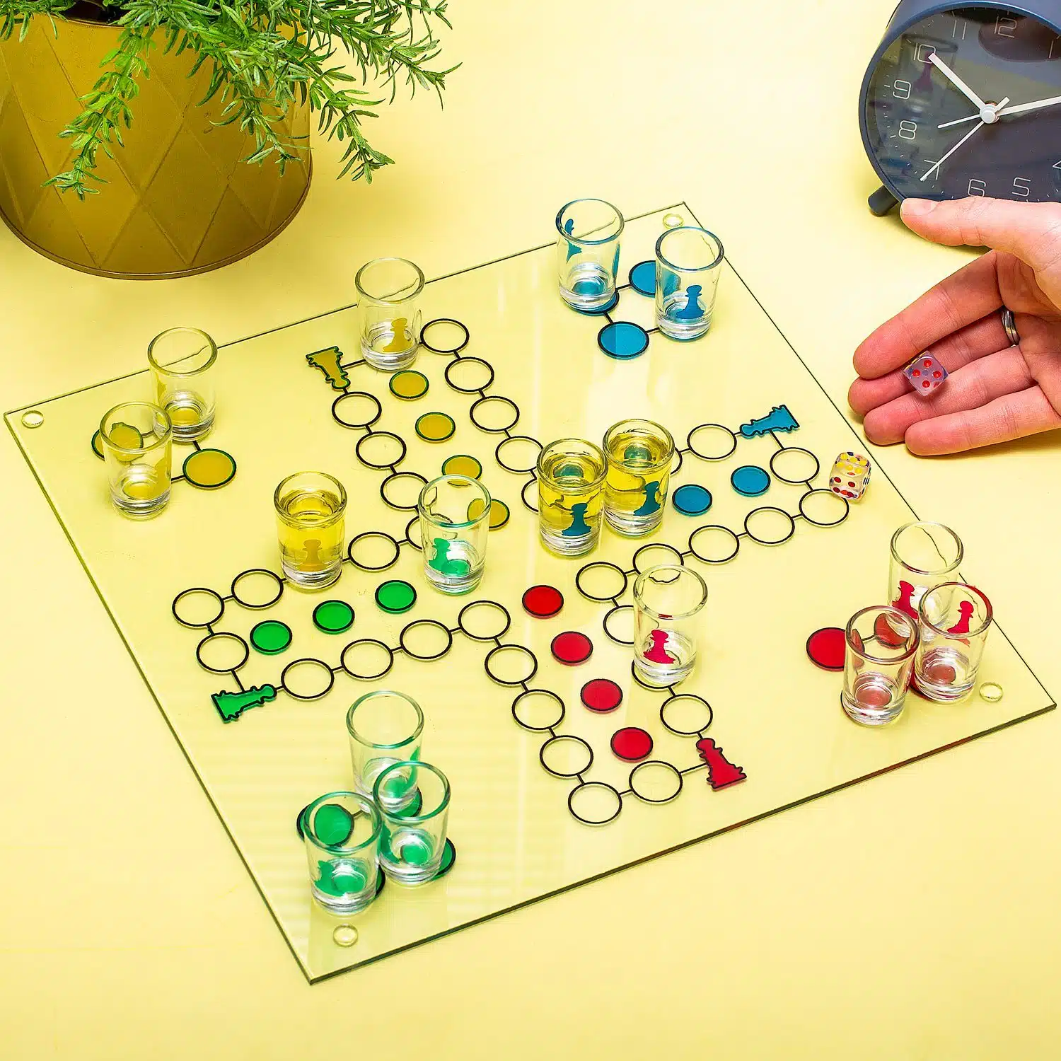 Ludo Trinkspiel mit Schnapsgläsern