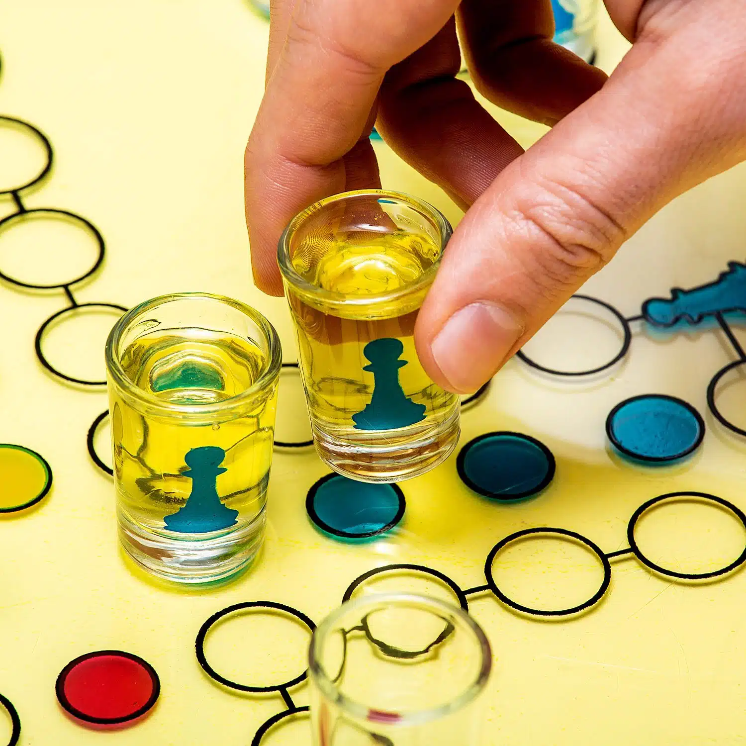 Ludo Trinkspiel mit Schnapsgläsern