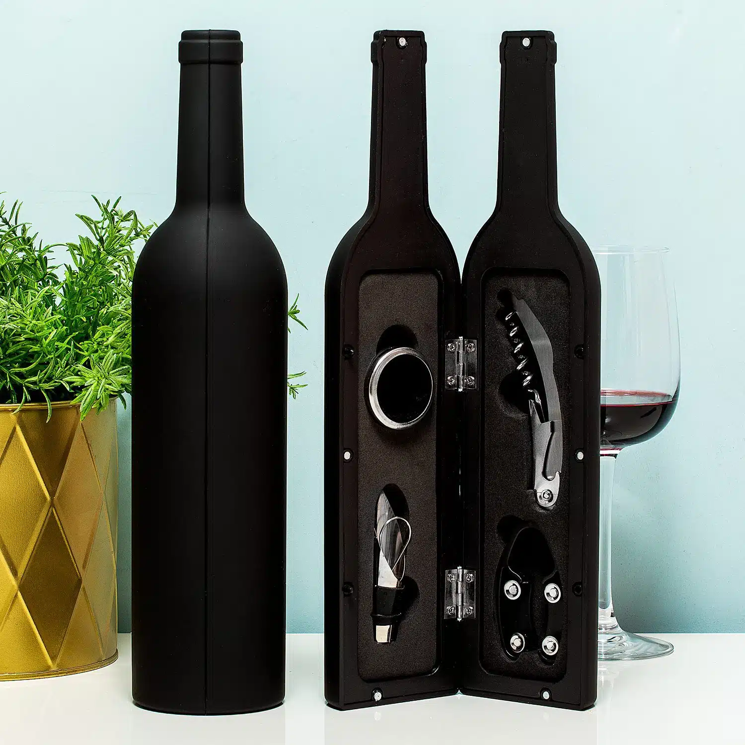 Weinflasche mit Weinzubehör