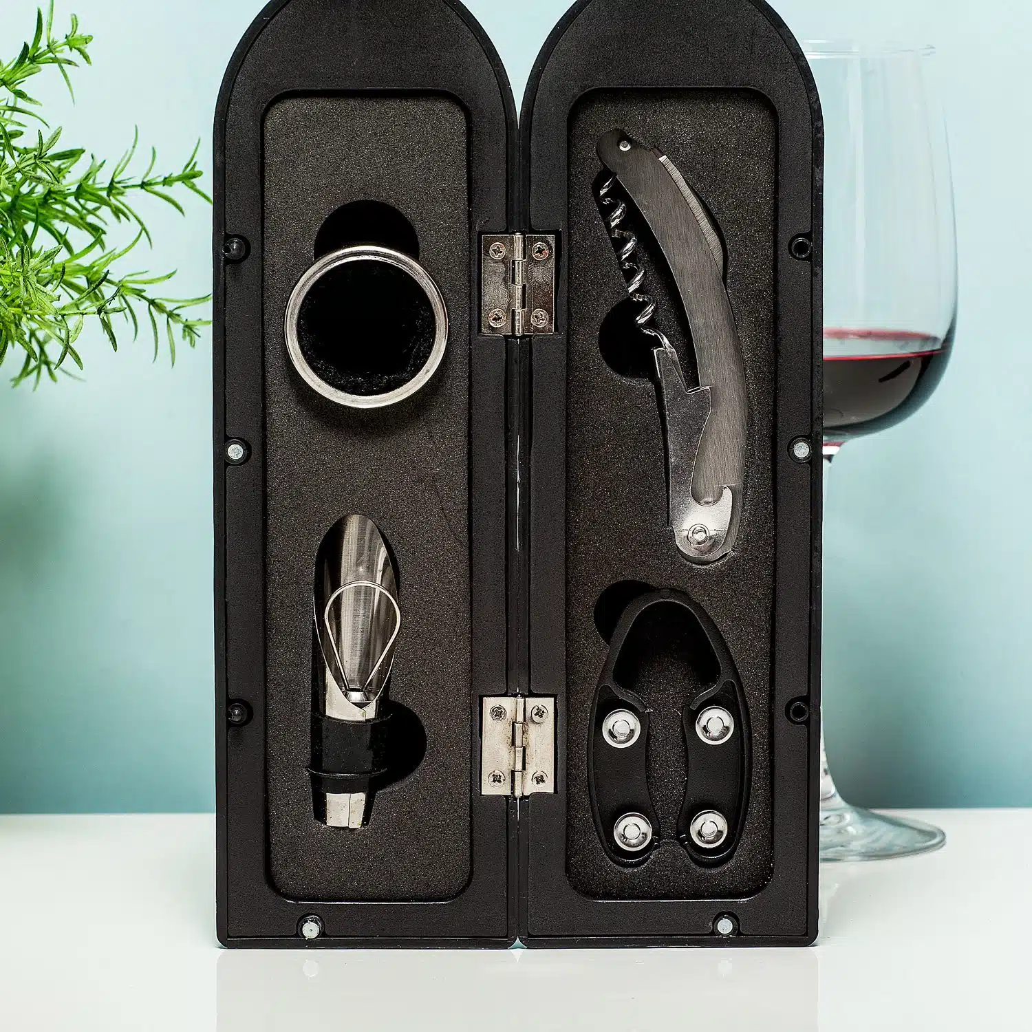 Weinflasche mit Weinzubehör