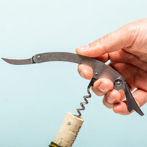 Weinflasche mit Weinzubehör