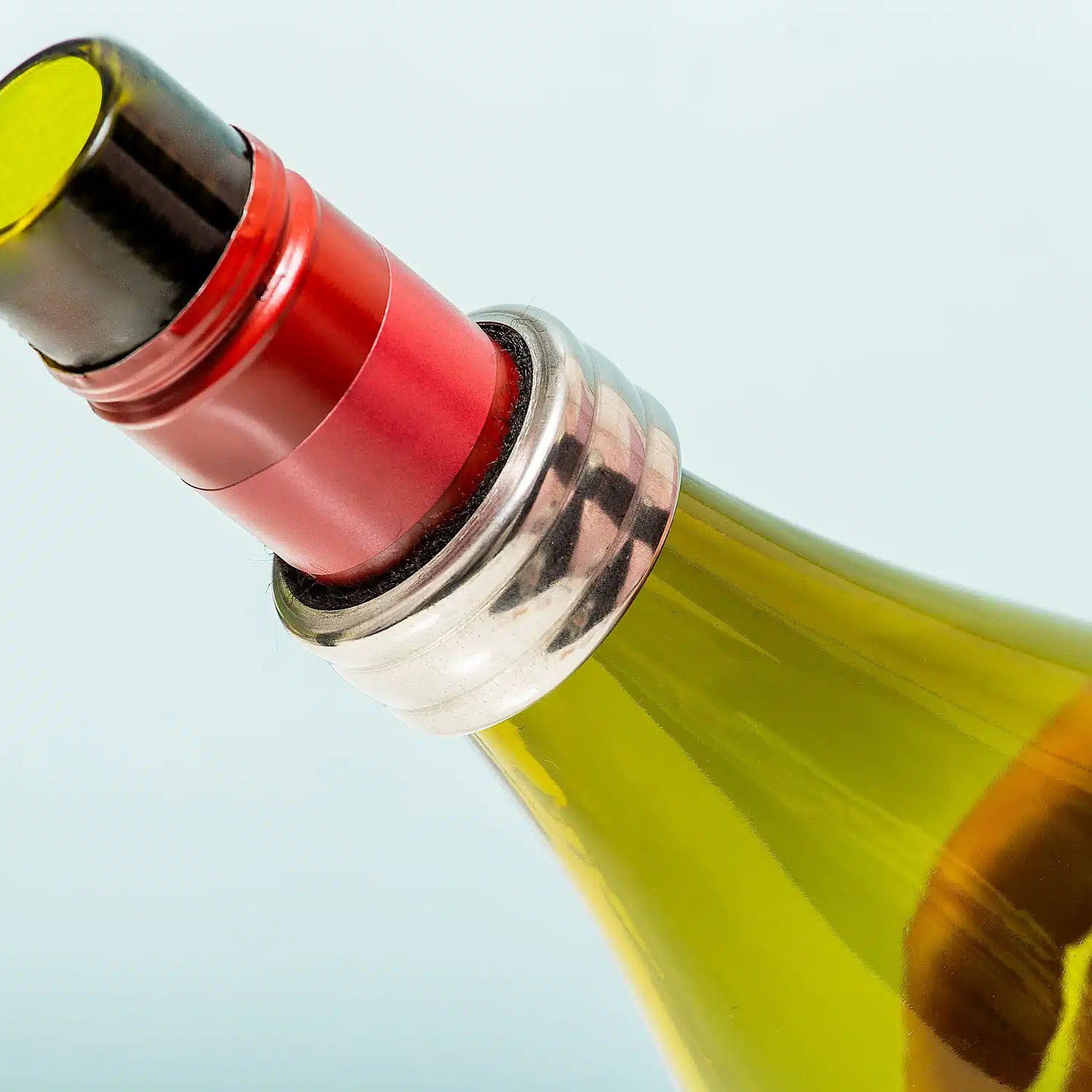 Weinflasche mit Weinzubehör