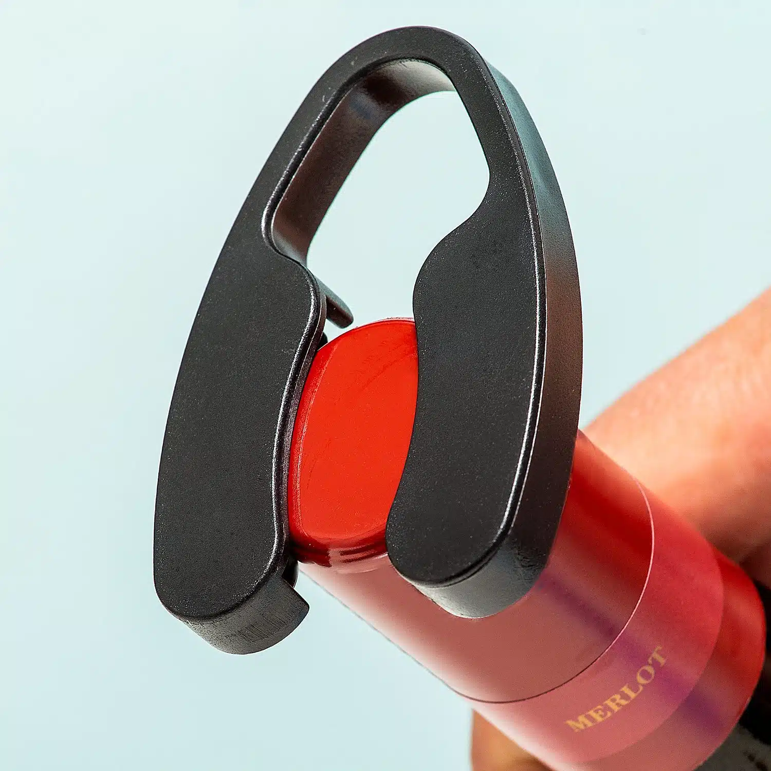 Weinflasche mit Weinzubehör