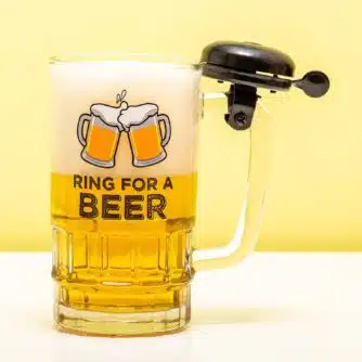 Bierkrug mit Fahrradklingel