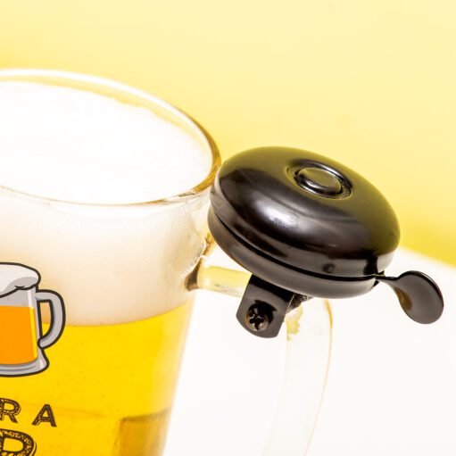 Bierkrug mit Fahrradklingel
