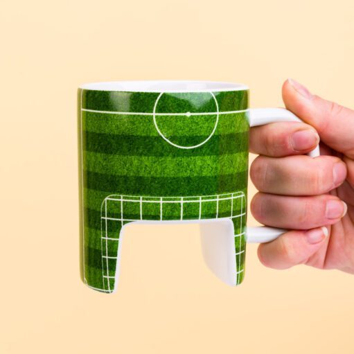 Fußballbecher mit Schuhen und Ball