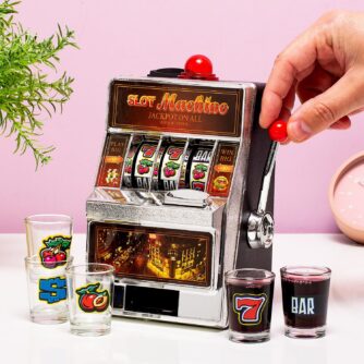Spielautomaten-Trinkspiel mit Schnapsgläsern