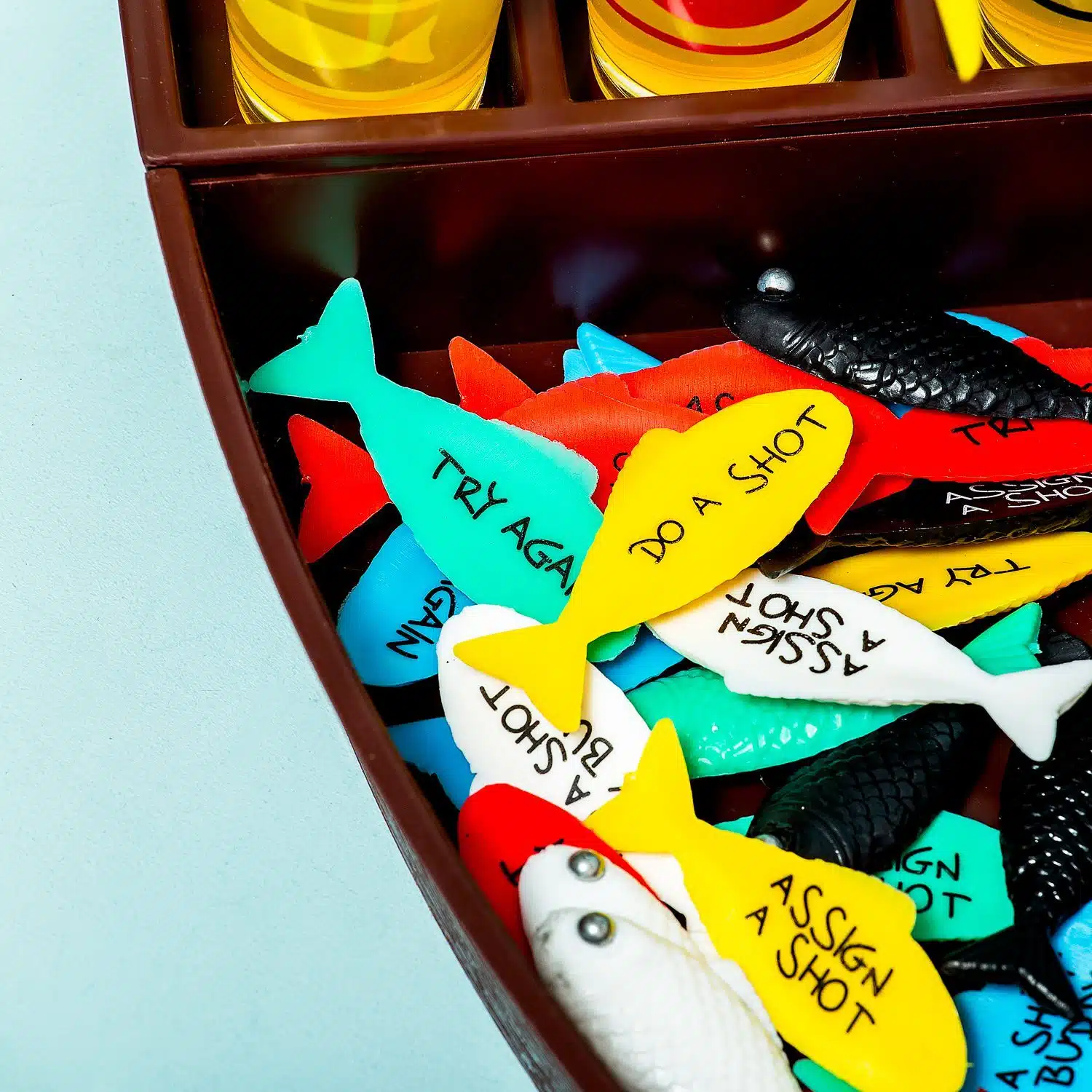 Fischtrinkspiel mit Schnapsgläsern