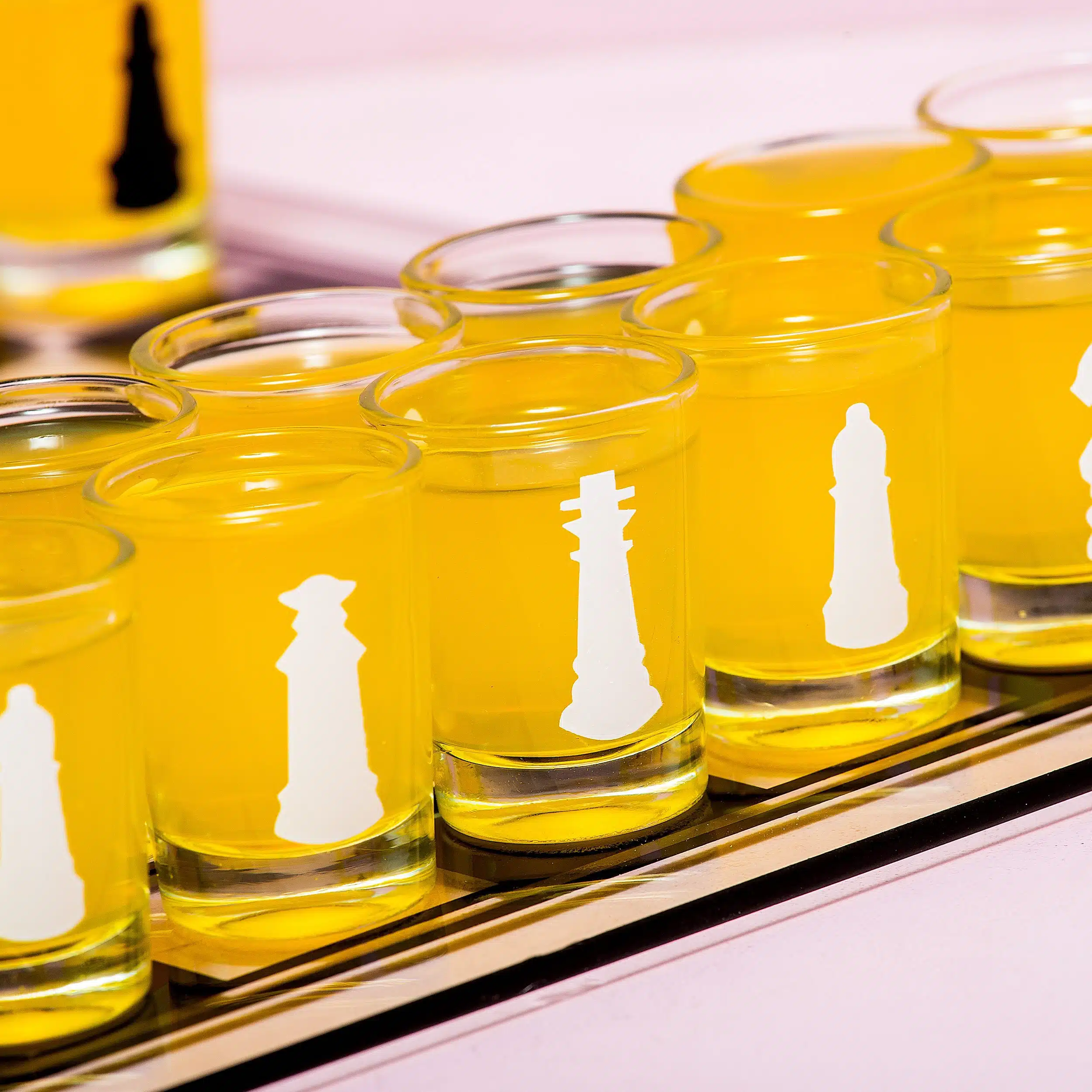 Schach-Trinkspiel mit Schnapsgläsern