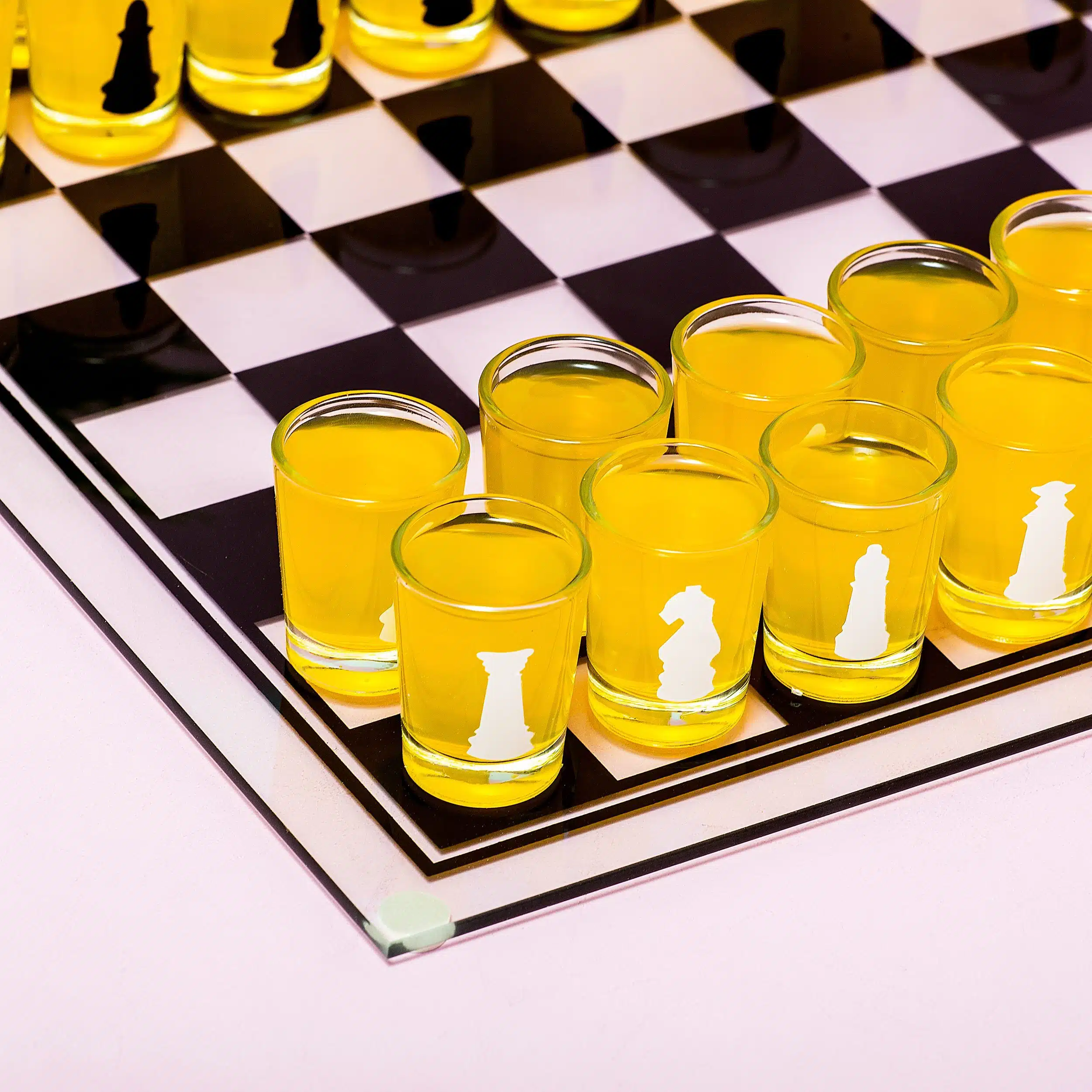 Schach-Trinkspiel mit Schnapsgläsern