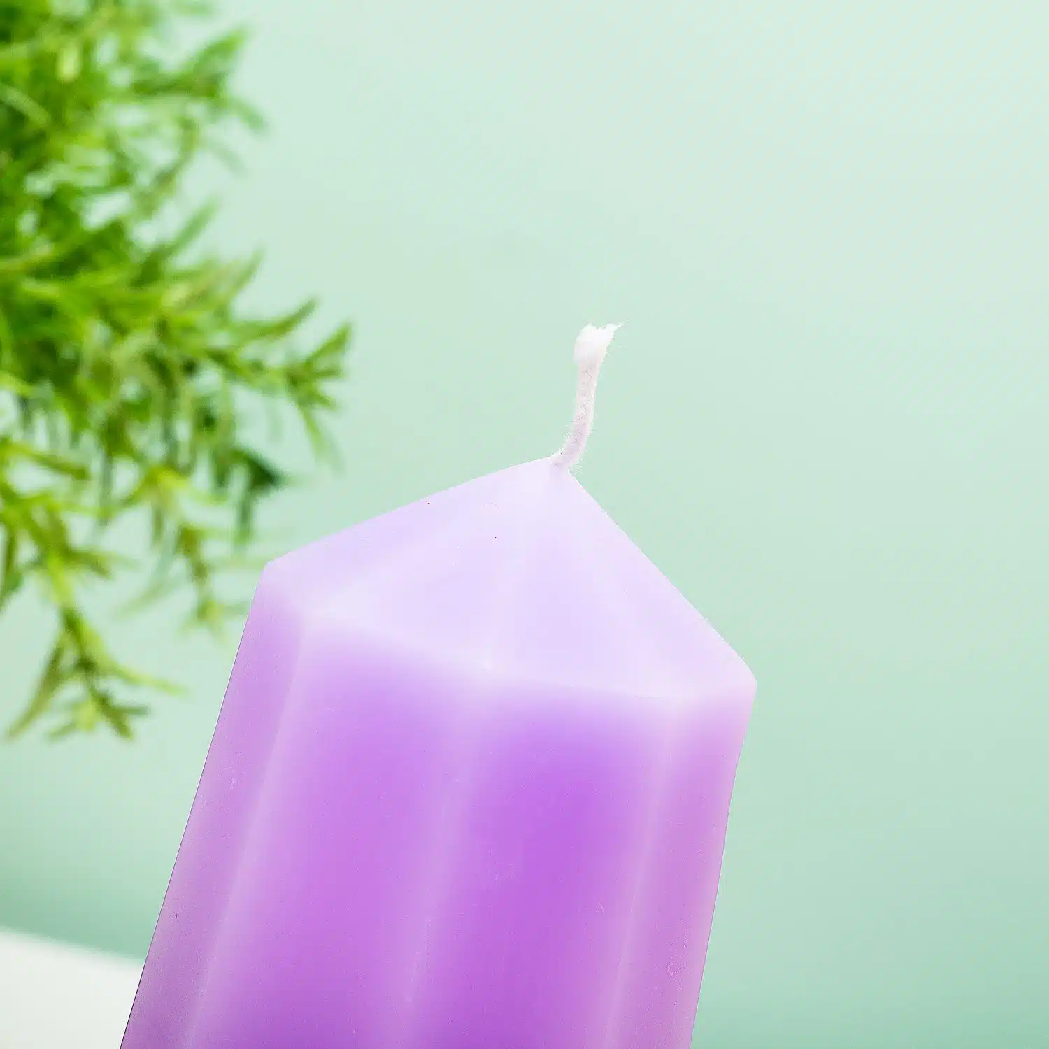 Kristallförmige Kerze mit Amethyst