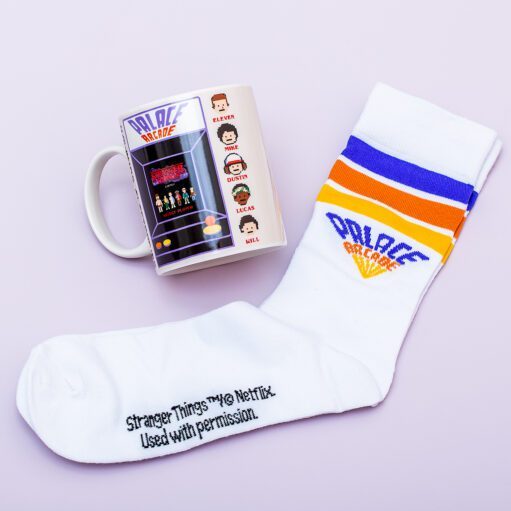 Stranger Things Palace Arcade Becher und Socken