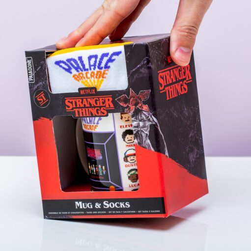 Stranger Things Palace Arcade Becher und Socken