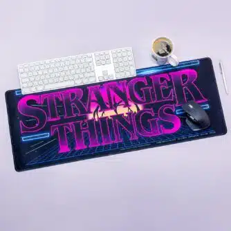 Schreibtischunterlage mit Logo von Stranger Things