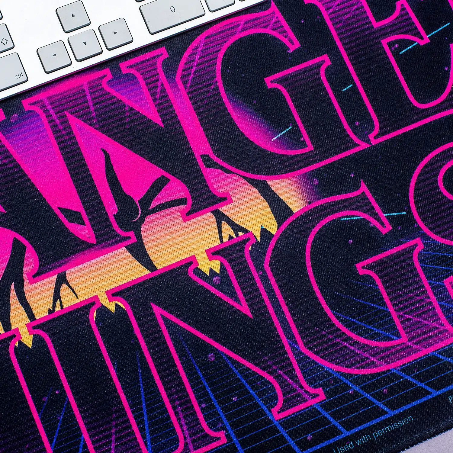 Schreibtischunterlage mit Logo von Stranger Things