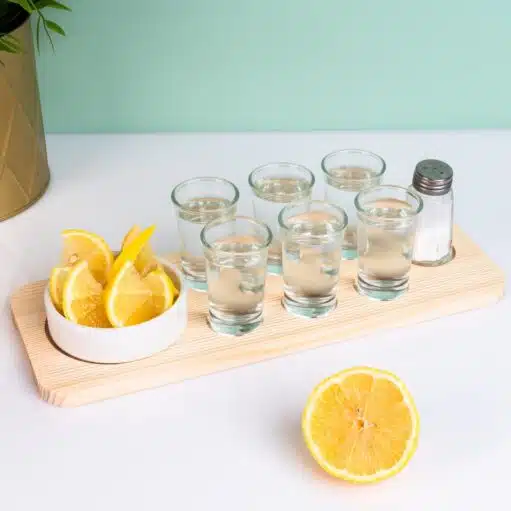 Tequila-Set auf Serviertablett