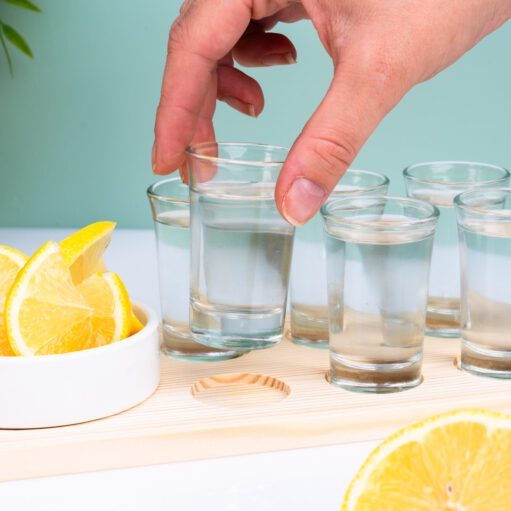 Tequila-Set auf Serviertablett