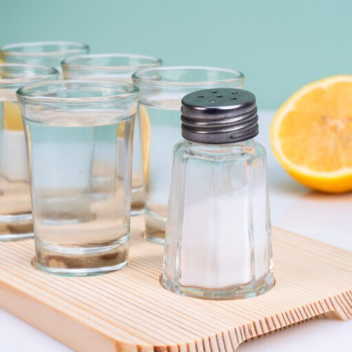 Tequila-Set auf Serviertablett