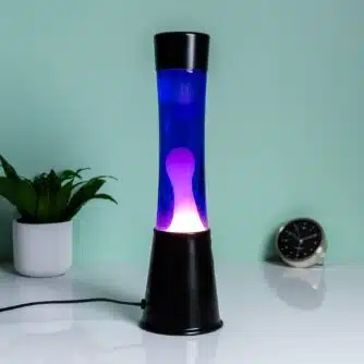 Schwarze Lavalampe mit violetter Flüssigkeit