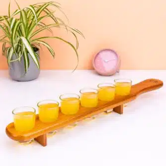 Sechs Schnapsgläser auf einem Serviertablett
