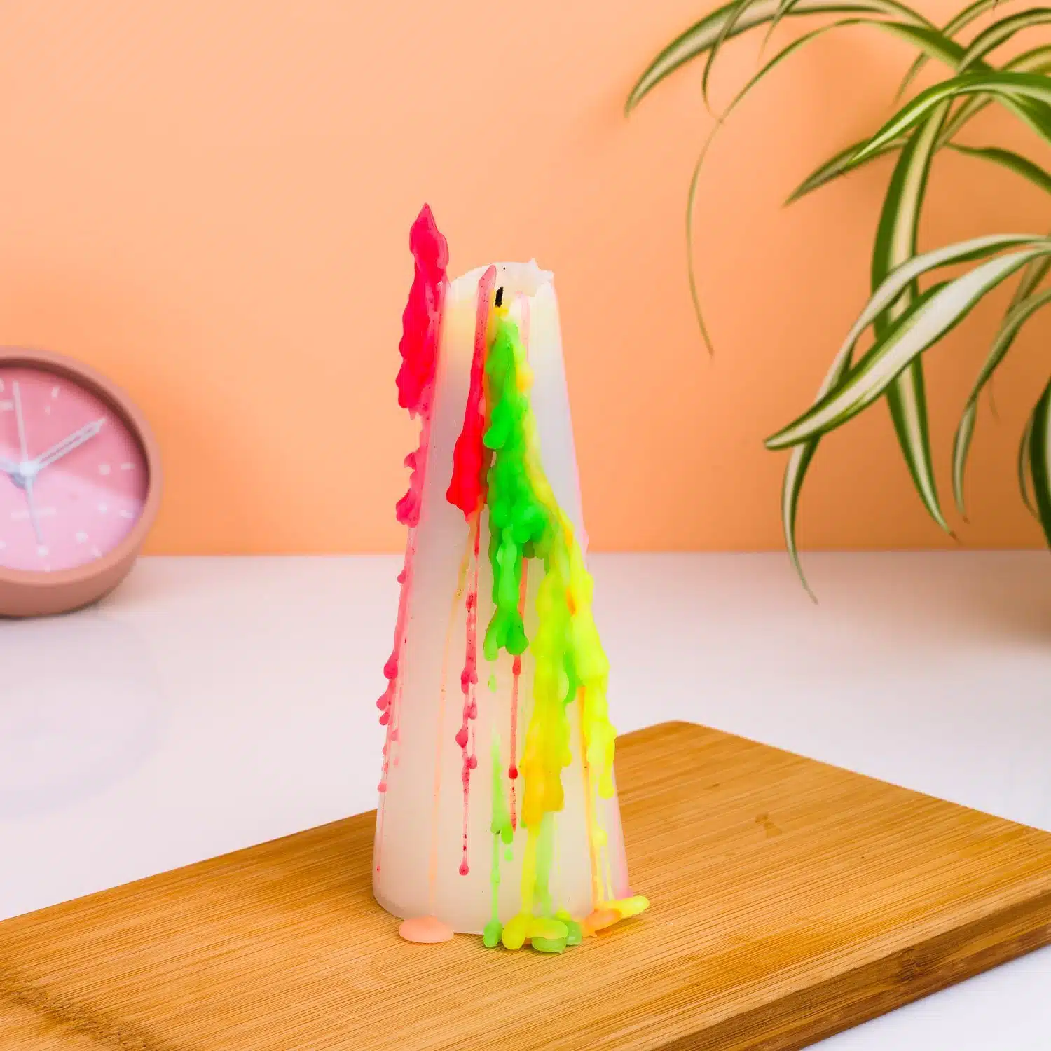 Kegelförmige Regenbogen-Tropfkerze