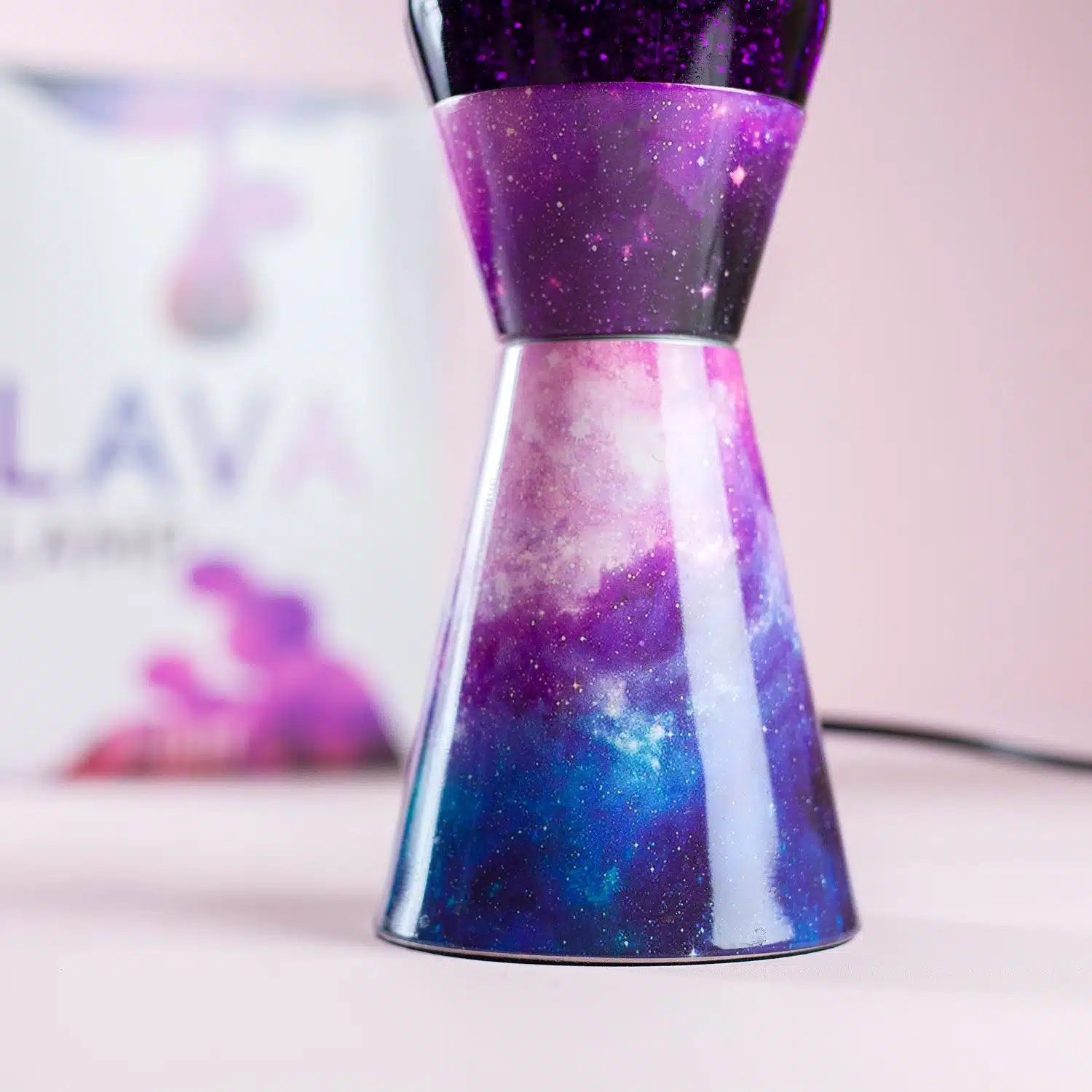 Galaxie Lavalampe mit mehrfarbiger Lava und Glitzern