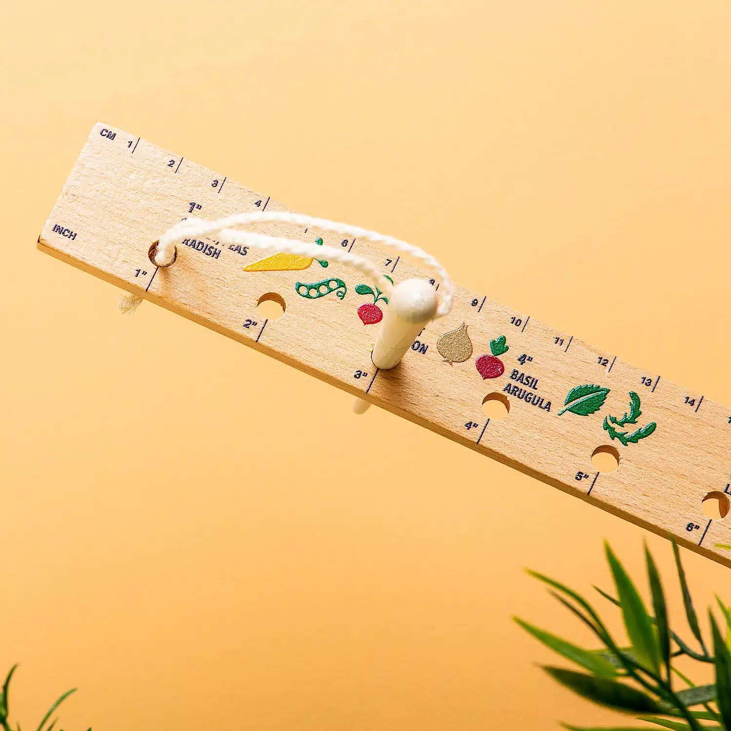 Aussaatlineal und Lochstecher