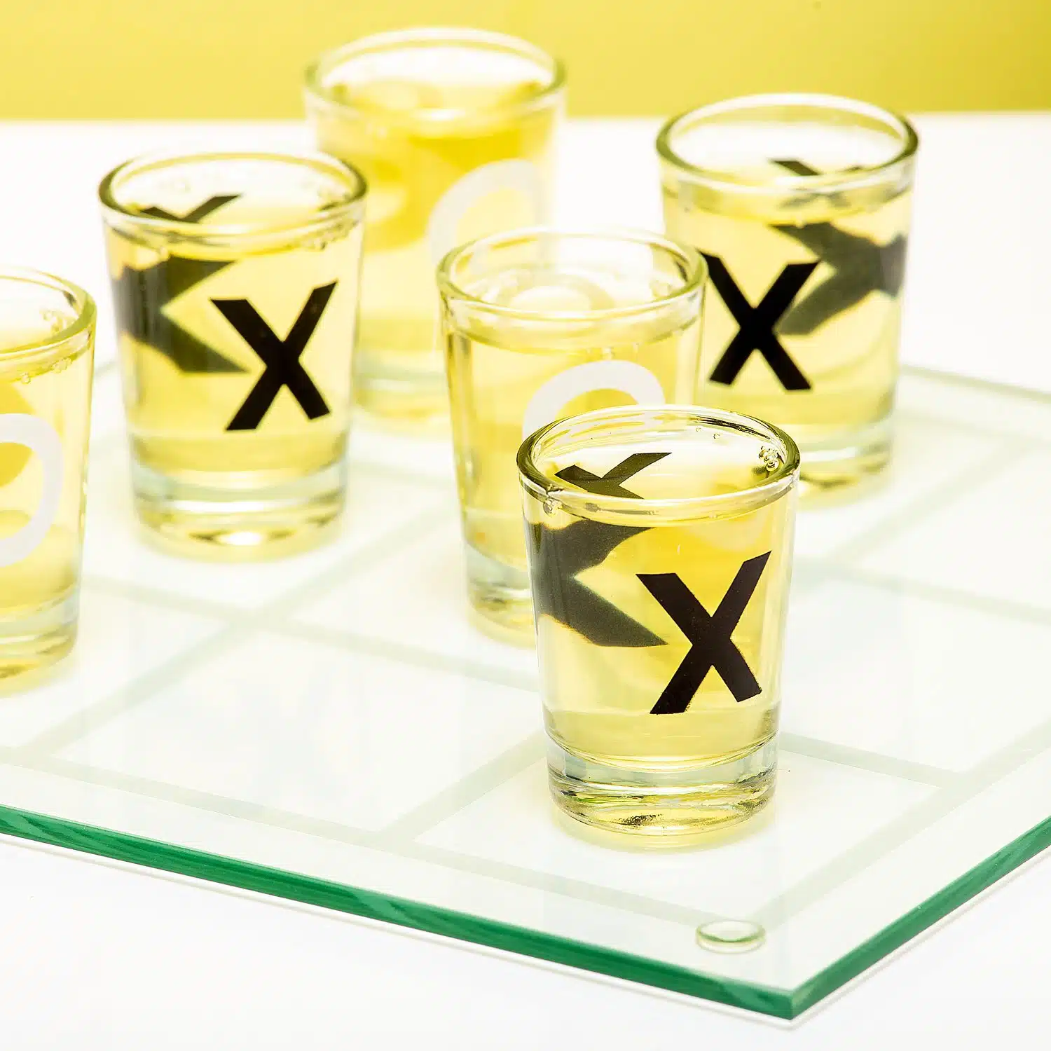 Tic Tac Toe Trinkspiel mit Schnapsgläsern