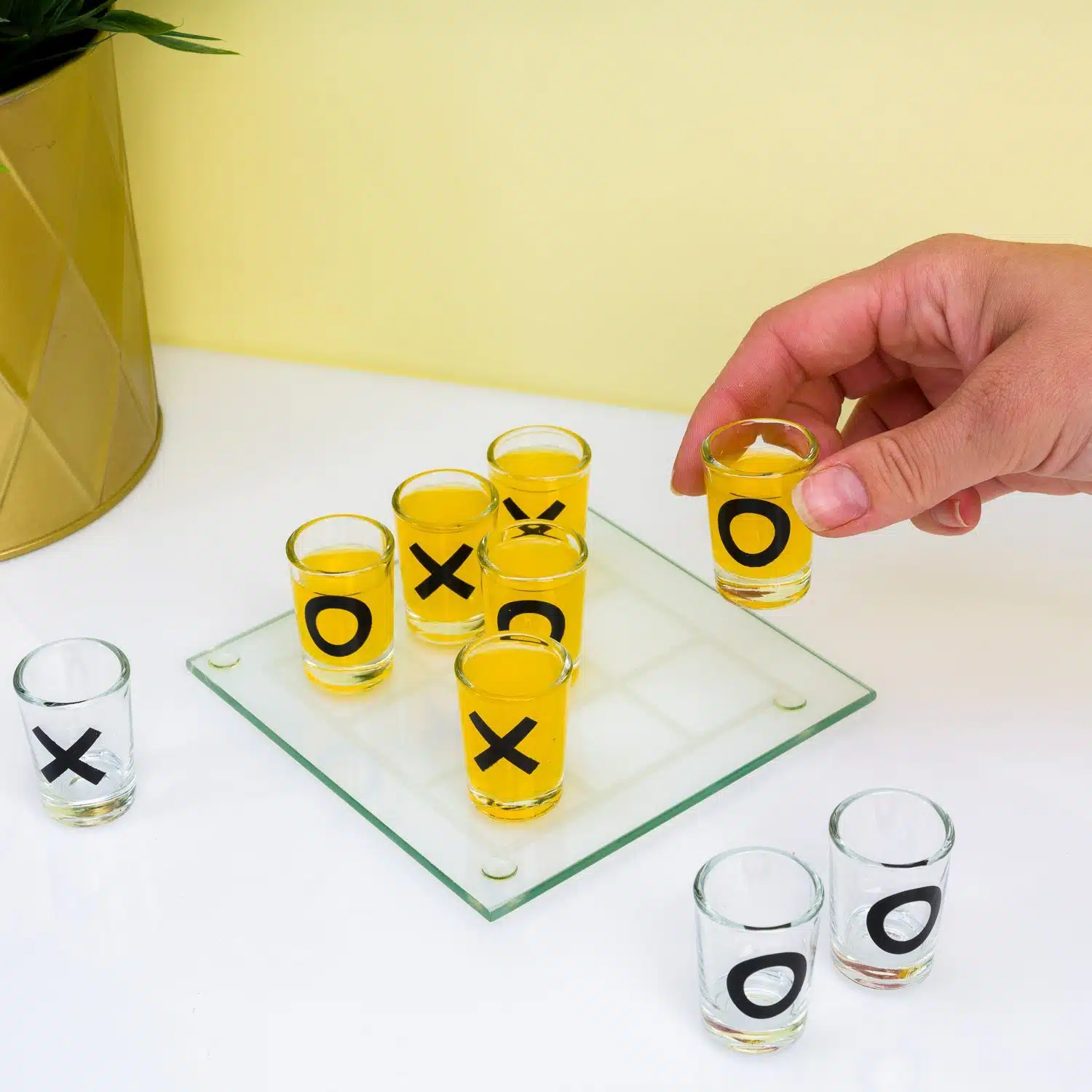 Tic Tac Toe Trinkspiel mit Schnapsgläsern