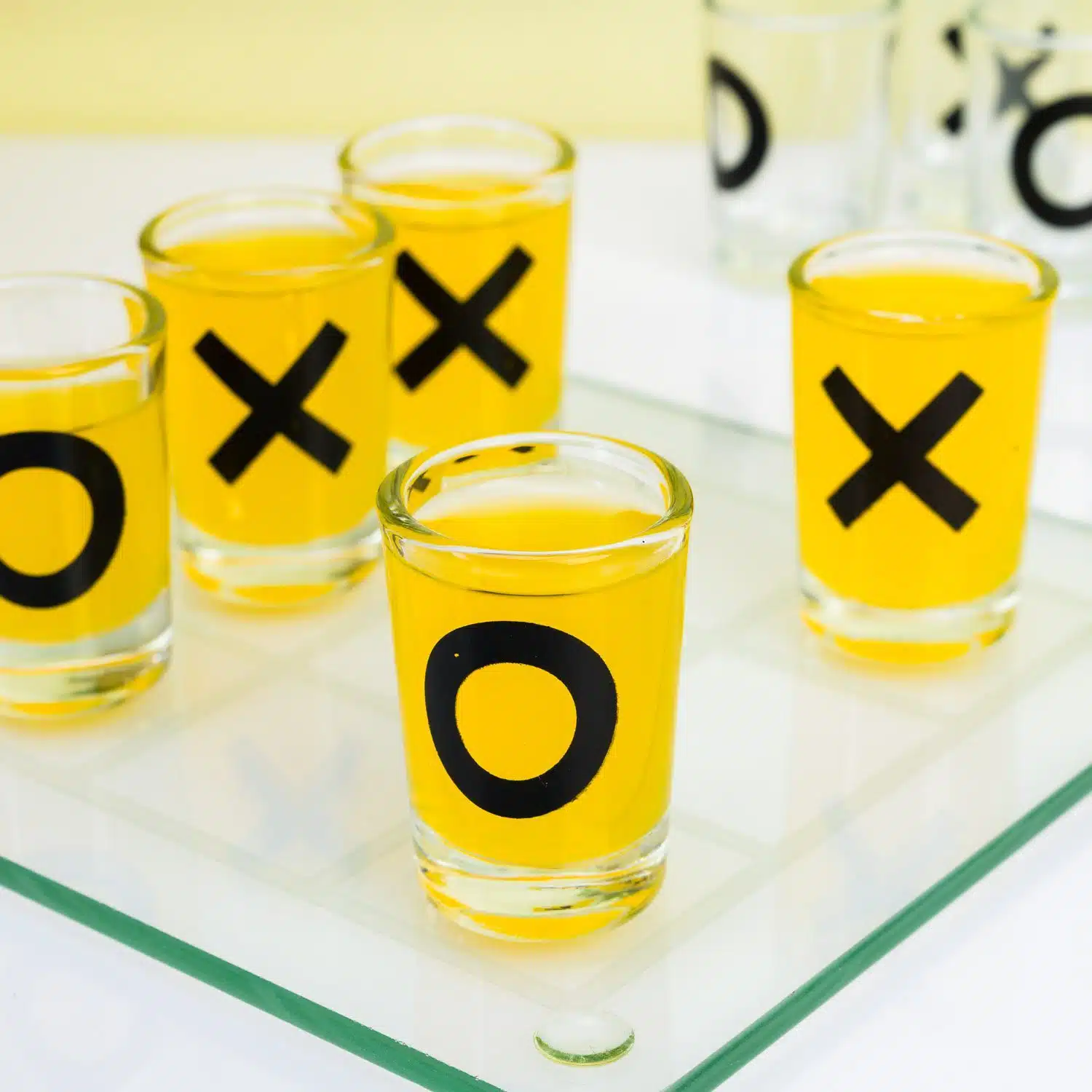 Tic Tac Toe Trinkspiel mit Schnapsgläsern