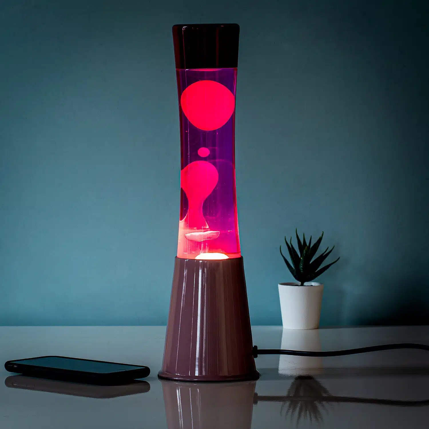 Lavalampe Rosa mit rosa Flüssigkeit und weißer Lava