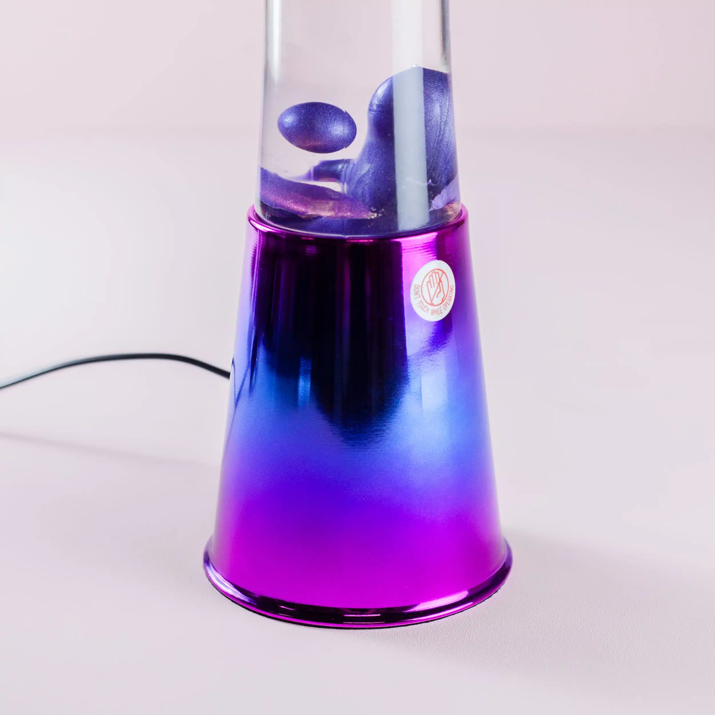 Lavalampe irisierend mit metallisch lila Lava