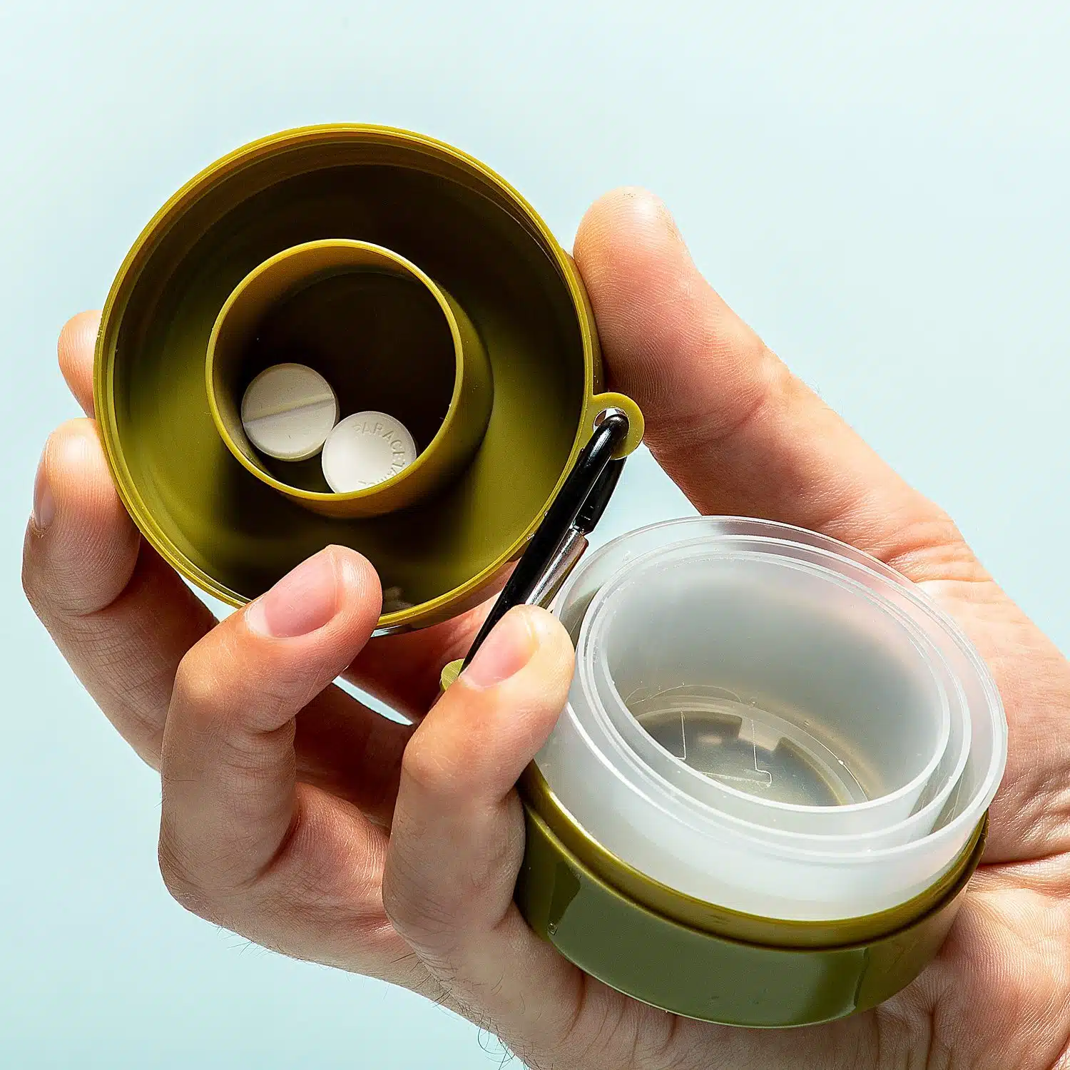 Faltbares Glas mit Medikamentenfach