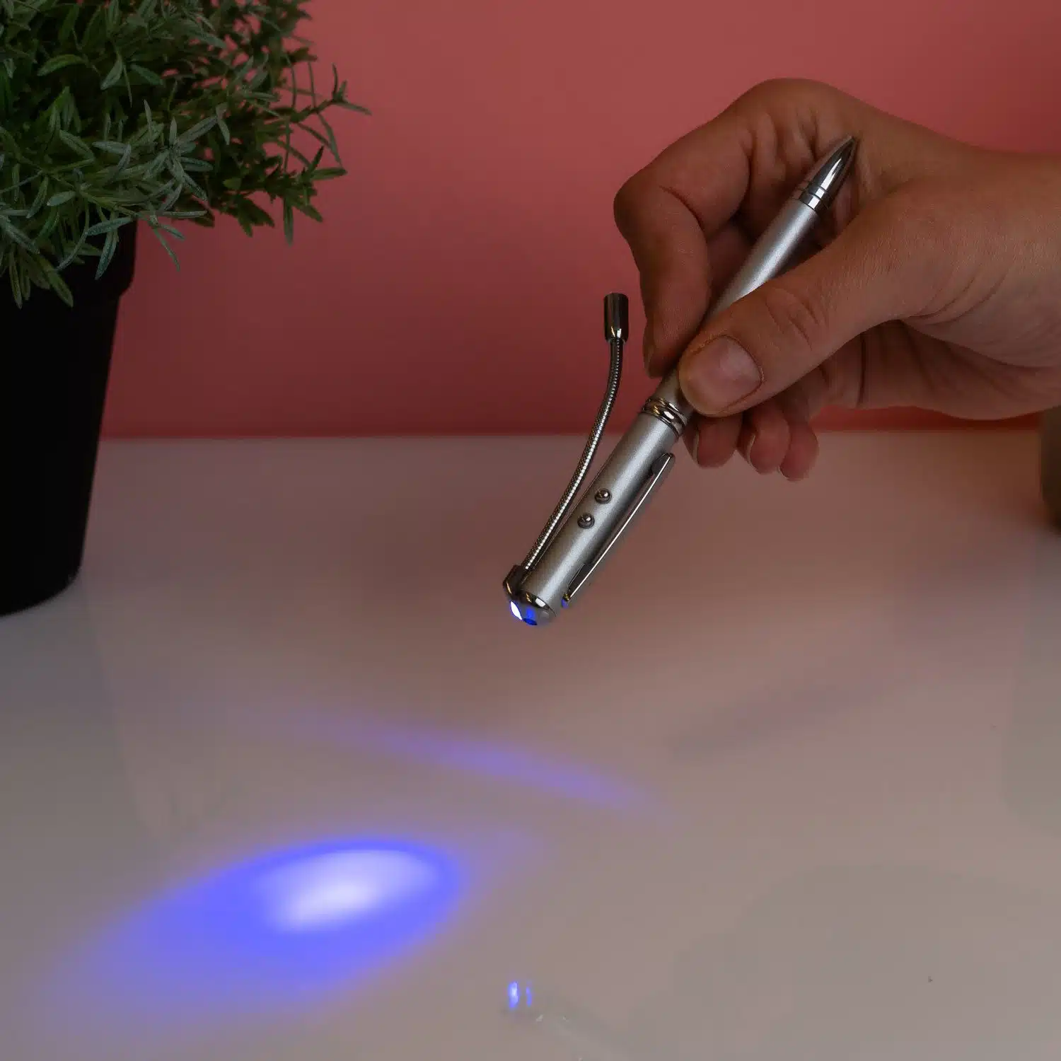 Stift mit unsichtbarer Tinte und Beleuchtung