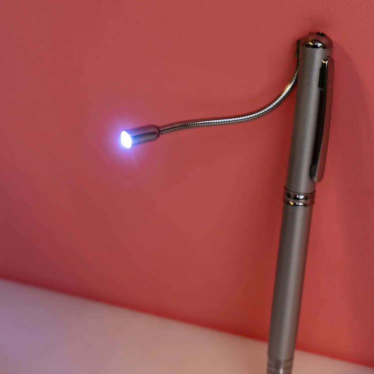 Stift mit unsichtbarer Tinte und Beleuchtung
